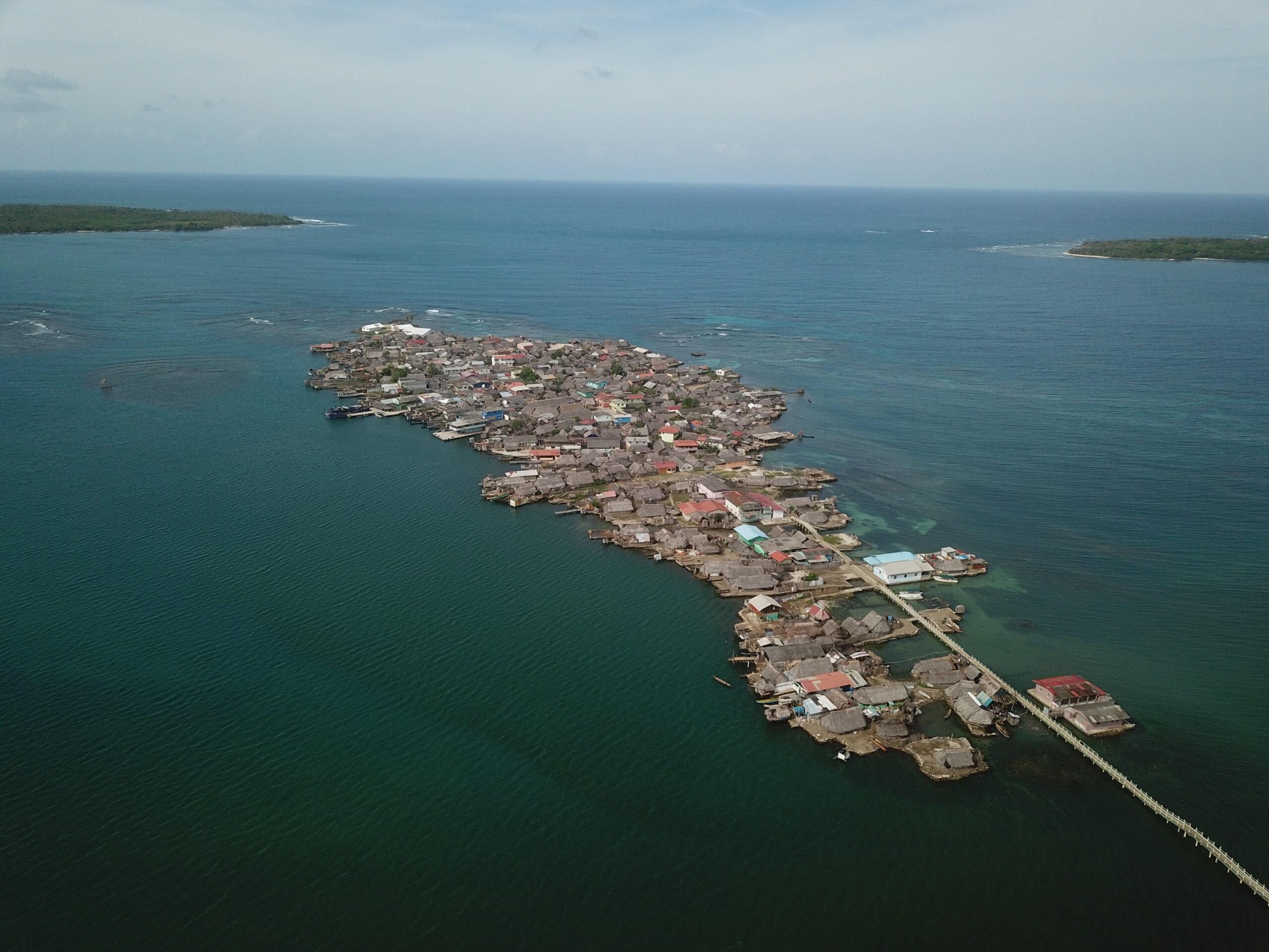 Foto aérea de una de las islas que conforman el territorio del pueblo Guna de Panamá “Guna Yala”.
Ganadores del Concurso de Fotografía “Soluciones Innovadoras de Pueblos Indígenas”.
Nombre de la foto: La esperanza de seguir viviendo. Autor: Alcibiades Rodríguez