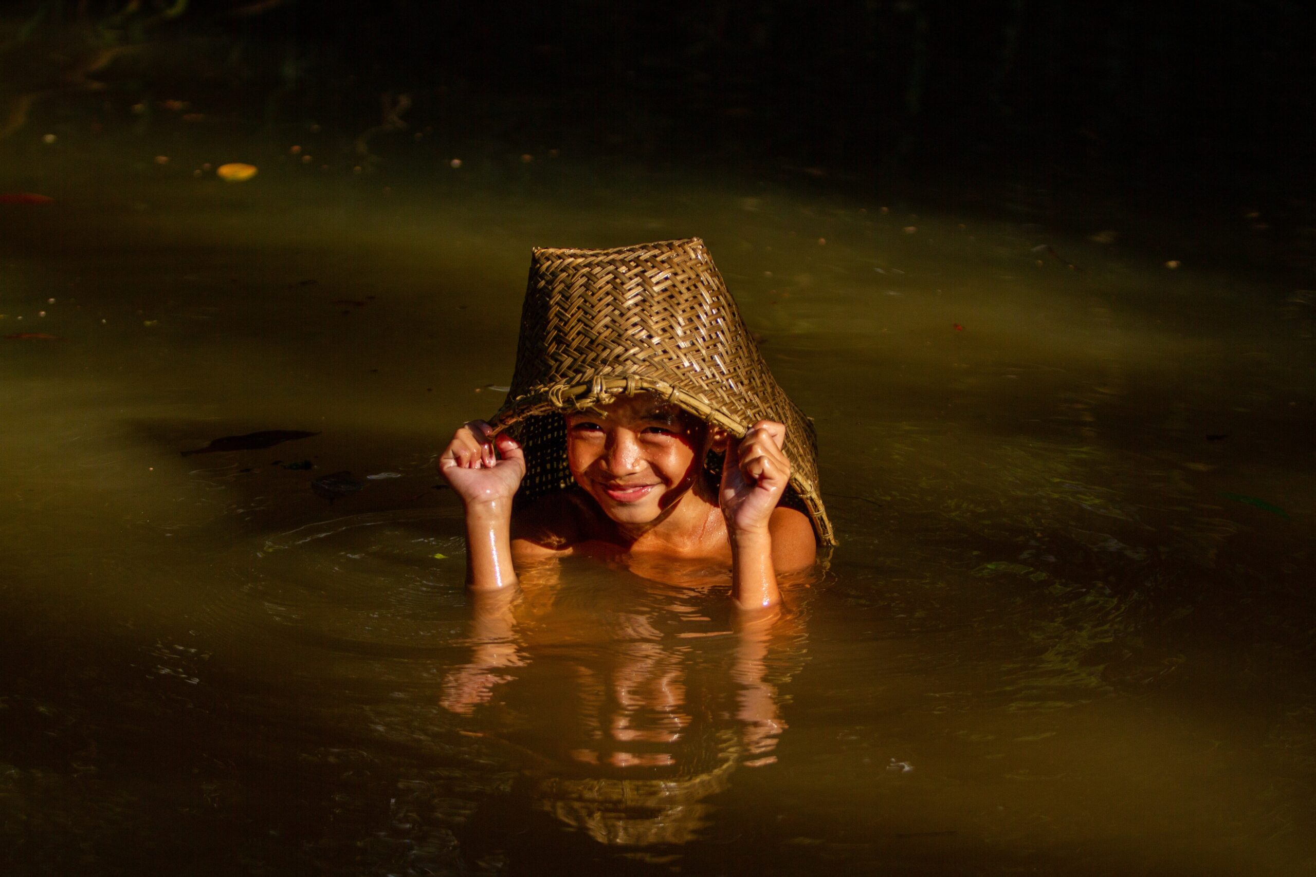 Niño del pueblo Dayak Kebhan de Indonesia jugando en el río.
Ganadores del Concurso de Fotografía “Soluciones Innovadoras de Pueblos Indígenas”
Nombre de la foto: Dayak Kebhan Children. Autor: Victor Fidelis Sentosa