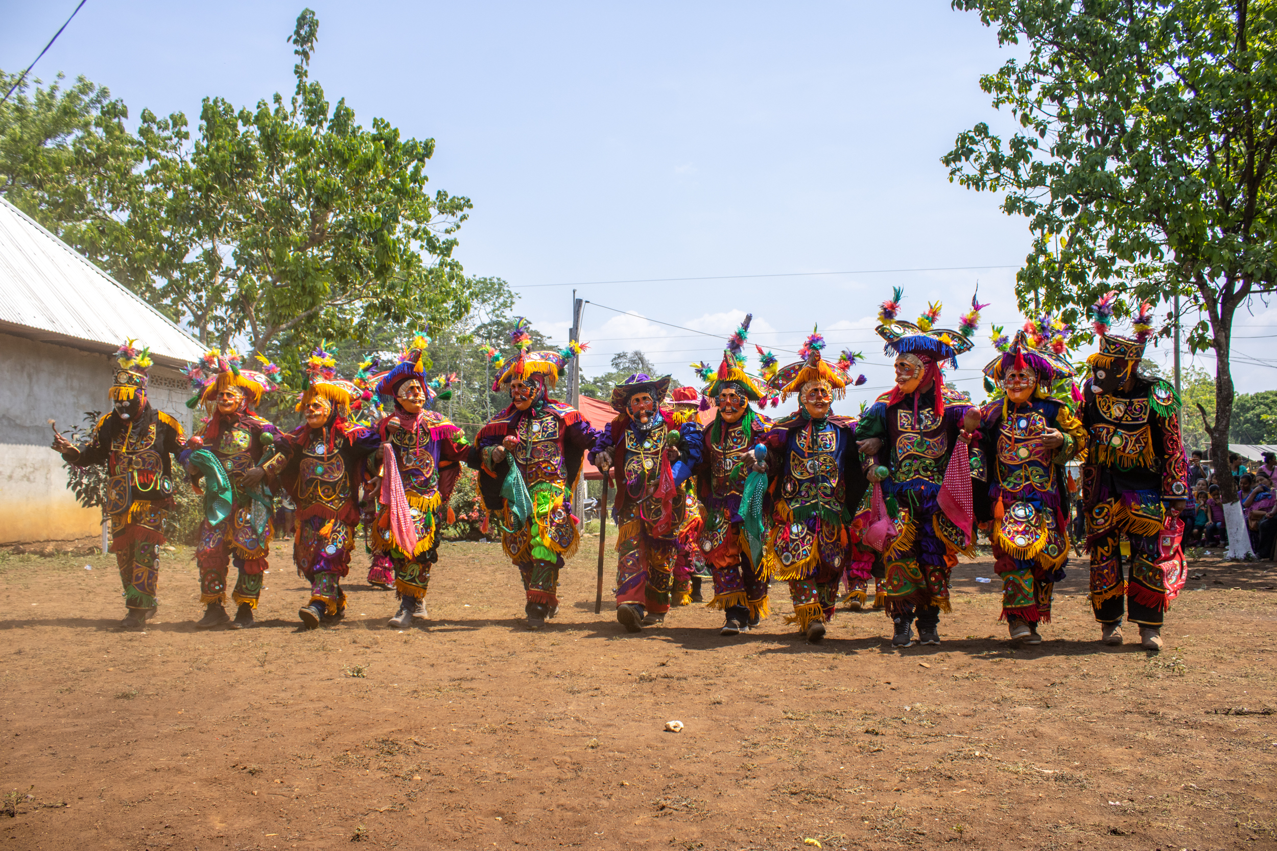 Grupo de indígenas de la Cooperativa Unión Maya Itza de Guatamela realizando el ritual la Danza del Venado con vestimenta tradicional.
Ganadores del Concurso de Fotografía “Soluciones Innovadoras de Pueblos Indígenas”
Nombre de la foto: La Danza del Venado. Autor: Nazario Tiul Choc