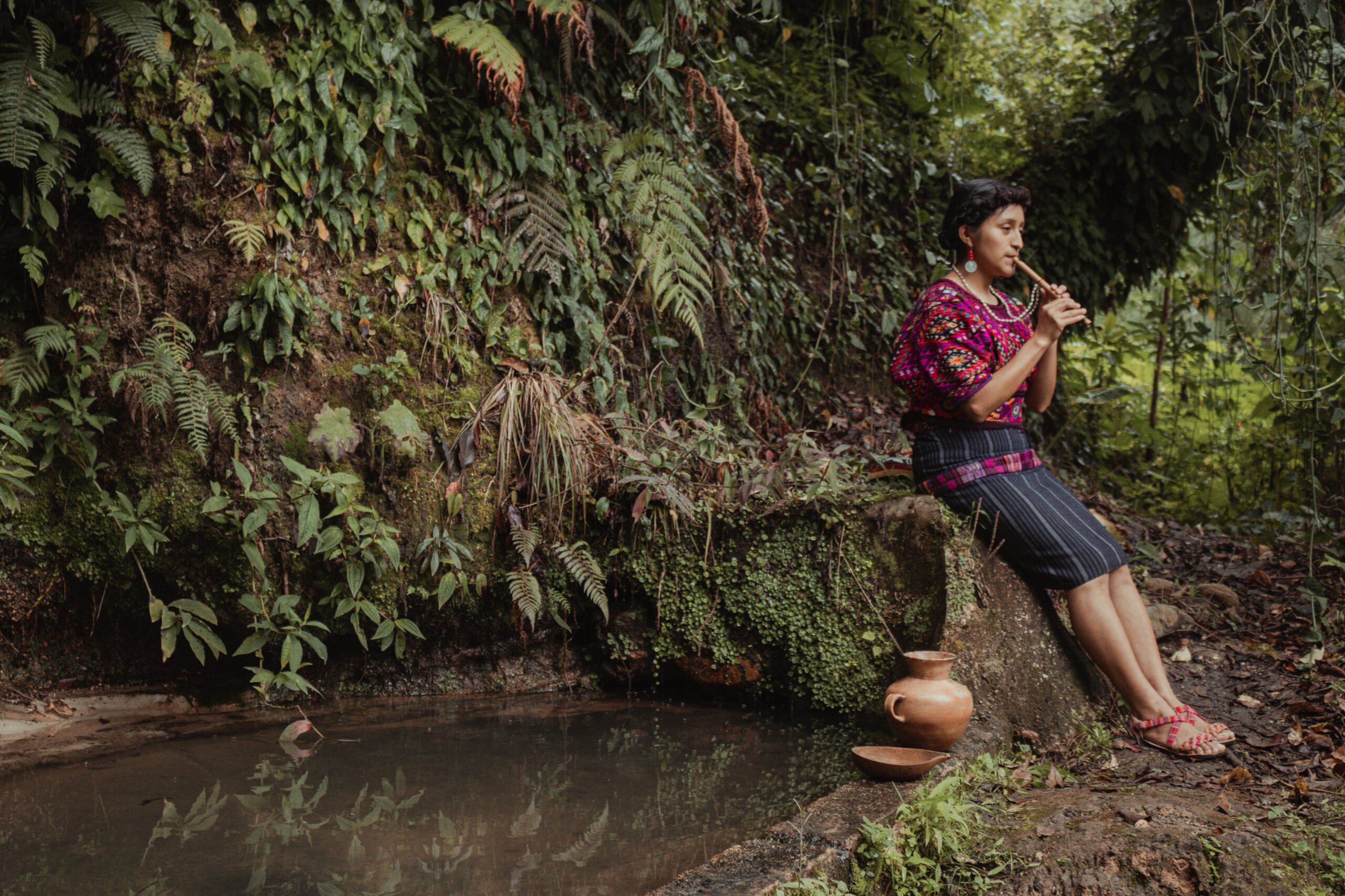 Mujer joven indígena del Pueblo Maya Quiché de Guatemala junto a una fuente de agua con ofrendas en agradecimiento a la naturaleza.
Ganadores del Concurso de Fotografía “Soluciones Innovadoras de Pueblos Indígenas”
Nombre de la foto: Hijos de la tierra. Autor: Alexander Pérez Ventura