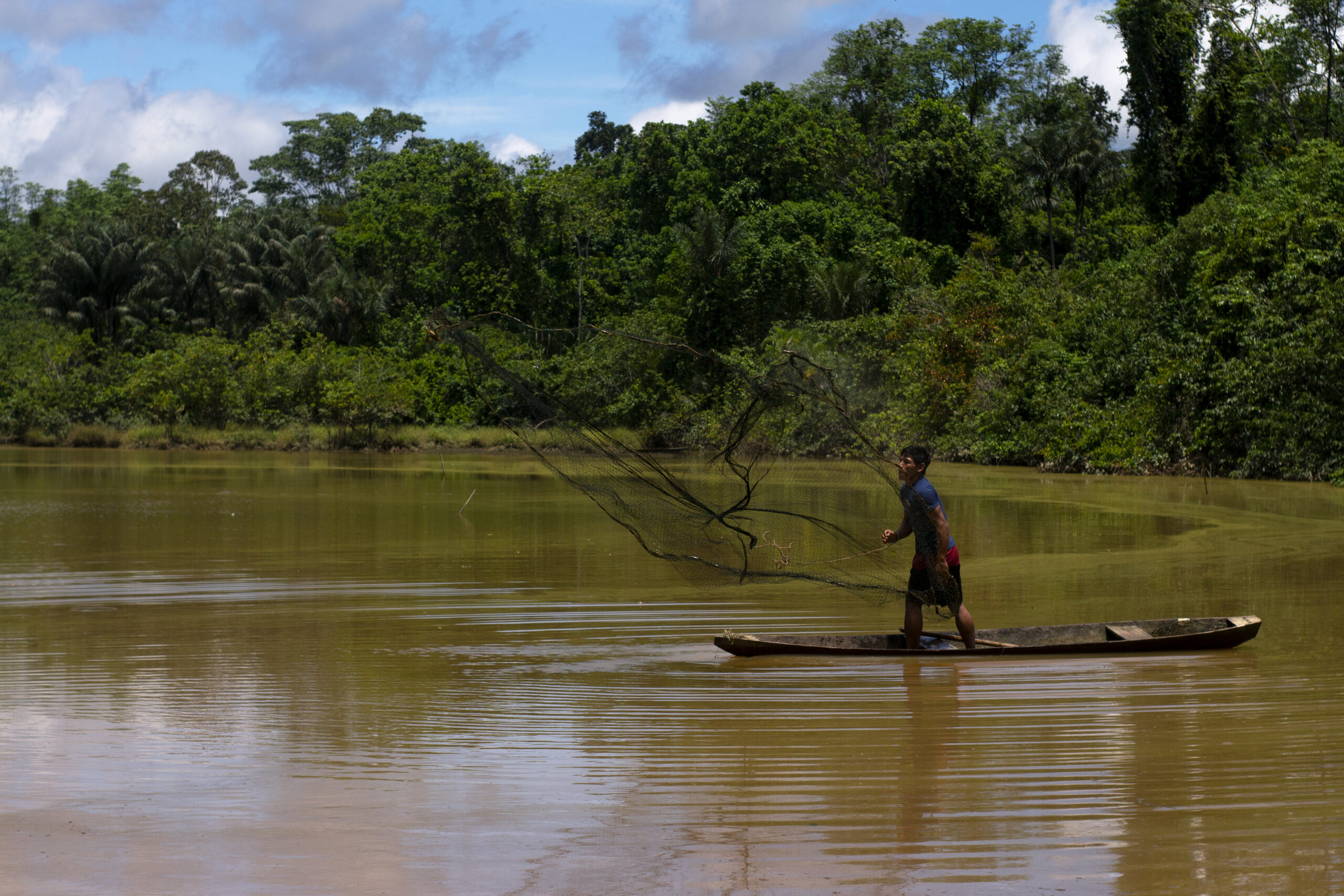 Jóven Indígena del pueblo Kapanawa de Perú pescando en el río con canoa y redes tradicionales.
Ganadores del Concurso de Fotografía “Soluciones Innovadoras de Pueblos Indígenas”.
Nombre de la foto: Pescador Kapanawa. Autor: Patrick Murayar